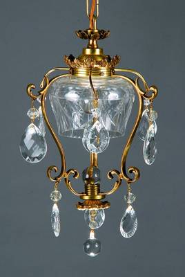 Flur/Dielenlampe, Spanien, um 1920-30, zierliches filigranes Modell, Messing/Glas/Kristall, großer Behang an facettiertem blattförmigen Prismen, ...