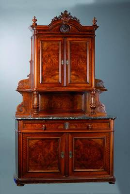 Aufsatzbuffet, deutsch, um 1900, Nußbaum/Wurzelnuß, Unterteil 2-türig, 2 Schubladen, 2 Ausziehbretter, Oberteil 2-türig, diese nicht ...