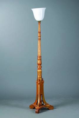 Stehlampe, 60er Jahre, goldfarben gefasst , allseitig gerieft, Füße in Voluten auslaufend, Funktion nicht geprüft, st. Gebr. -Sp., H. 176 cm