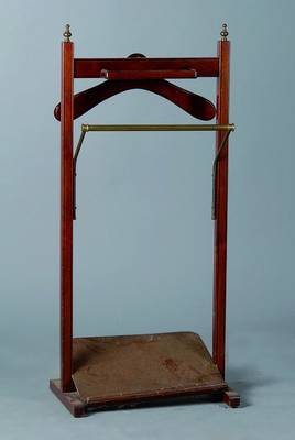 Herrendiener, nach engl. Vorbild v. 1890, Limbaholz, Schuhablage, Aufhängemöglichkeit für Hemd oder Sakko, st. Alterssch., ca. 103x50x30 cm