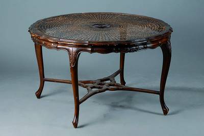 Couchtisch, deutsch, um 1930, Chippendalestil, Nußbaum massiv, mit geflochtenem Korbgeflecht, geschwungene Beine, st. Gebr.-Sp., H. ca. 58 cm, D. ...