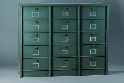 Apotheker-Schrank, Frankreich, um 1930, schwere Ausführung in Metall, aufklappbare Fächer mit verchromten Beschriftungsfenstern, st. Altersssch., ...