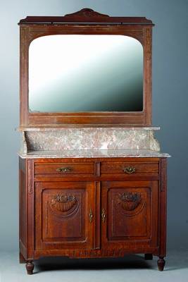 Kommode, Frankreich, um 1910, Jugendstil, Eiche massiv, florale Schnitzerei, 2 Schübe und 2 Türen, Deckplatte in Marmor, Spiegelglas facettiert als ...