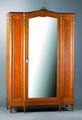 Kleiderschrank, Frankreich, um 1910, Eiche und Wurzelnußfurnier, auf Rahmen gearbeitet, Kopfteil geschwungen, mit filigran gegossenen ...