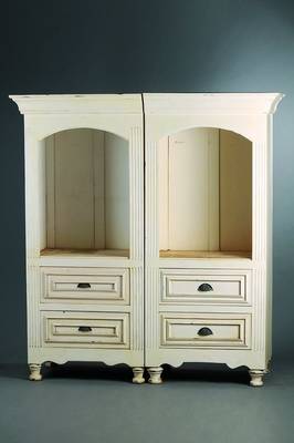 2 Schränke, um 1910, weiße Fassung sek., je 2 Schubladen, Lisenen gerieft, Zarge geschweift, Kopf getreppt, Alterssch., je ca. 163x76x56 cm