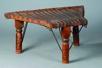 Kleiner Tisch, Afghanistan, 1. Hälfte 20. Jh., Holz/Eisen, sog. Sitztisch, st. Gebr.-Sp., ca. 43x66x90 cm