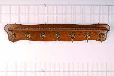 Garderobenleiste, deutsch, um 1890, Eiche, sparsame Schnitzereien, teils m. Geflecht, 6 Haken, st. Gebr.-Sp.,