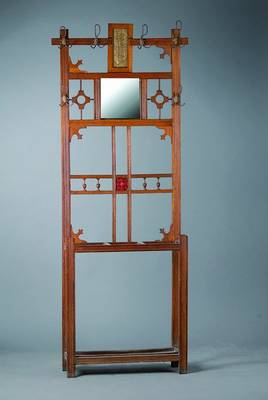 Gaderobe, wohl deutsch, um 1910, Jugendstil,Eiche massiv, mittelbraun gebeizt, quadra- tisches Spiegelglas, dieses mit Altersspuren, interessante ...