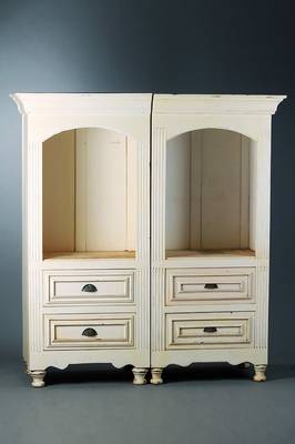 2 Schränke, um 1910, weiße Fassung sek., je 2 Schubladen, Lisenen gerieft, Zarge geschweift, Kopf getreppt, Alterssch., je ca. 163x76x56 cm