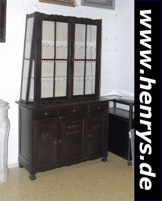 Worpsweder-Zimmer, um 1900, best. aus: Bank, Armlehnstuhl, zwei Stühle, ein Tisch, Nähtisch, ein Aufsatzbuffet, Eiche, dunkel gefasst, reiche ...