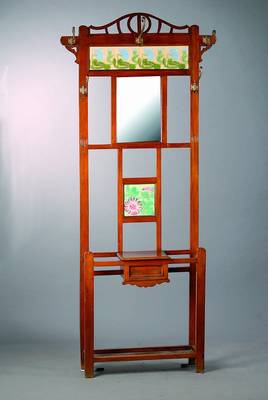 Jugendstilgarderobe, um 1905/10, Nußbaum, mittig m. facett. Spiegelglas, teilw. Kacheln m. floraler Bemalung, 5 Kleiderhaken, 1 aufklappbares Fach, ...