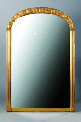 Spiegel, Art-Deco, um 1930, goldfarben gefasst, reiche Blütenschnitzerei, gerieft, Gebr.-Sp., Spiegelglas m. kleinen Blindstellen, ca. 126x83 cm