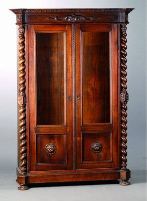 Vitrine, deutsch, um 1880/90, Eiche, 2-türig, teilverglast, sparsame aufgesetzte Schnitzereien, Lisenen m. reich gedrechselten Säulen, Kopf ...