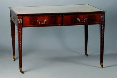 Schreibtisch, England, um 1900, Palisander, 2-schübig, sparsame Schnitzereien, Messingschuhe, auf Rollen, Ledereinlage, diese fleckig, Überholung ...