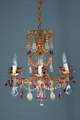 Deckenlampe u. zwei Wandlampen, wohl Italien, 20/30er J., Messingfassung mit aufwendigem farblosem Glasgehänge mit lilafarbenen langen Glaspendeln, ...