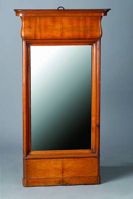 Spiegel, Pfalz, um 1830-35, Korpus Weichholz, Kirschbaumfurnier, gespiegelt verlegt, Oberteil geschweift, Rahmen dreifach getreppt, Unterteil doppelt ...