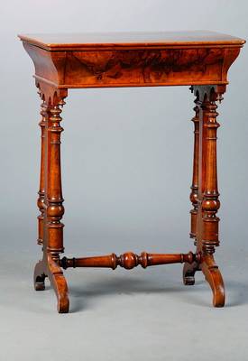Nähtisch, deutsch, um 1880, Nußbaum- und Wurzelnußfurnier, Beine gedrechselt, aufklappbar mit reicher Inneneinrichtung und ausklappbarem ...