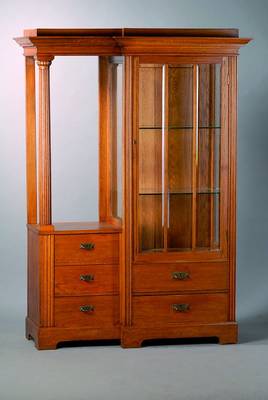 Vitrine, deutsch, um 1900, Eiche, honigfarbene Patina, facett. Scheiben, 1-türig, kannelierte Säule, Gebr.-Sp., 2 Glaseinlegeböden, ca. 170x120x50 ...