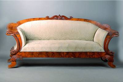 Sofa, deutsch, um 1825/30, Nußbaumfurnier, reich geschnitzt in Form v. Delphinen, Volutenschnitzerei, Furniersch., Polsterung und Bezug alt ...