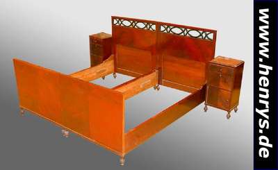 Schlafzimmer, Art-Deco, um 1930, Buche/Nußbaum rötlich gefasst, Zierteile geschwärzt: Doppelbett, ohne Rost, 2 Nachtschränkchen, diese mit je 1 ...