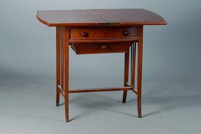 Nähtisch, deutsch, um 1900/10, Eiche, aufklappbar, 1-schübig, ohne Schlüssel, Beine geschweift, Seite versprosst, st. Gebr.-Sp., ca. 78x64x46 cm