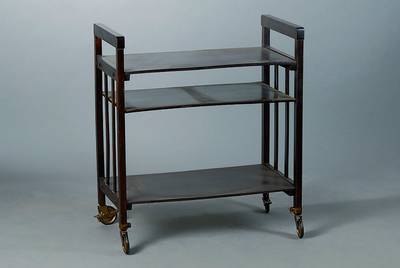 Etagentisch, wohl Wien, um 1905/06, Eiche, auf Rollen, dunkel gebeizt, 3 Ablegefächer, Verleimung empf., Seiten versprosst, st. Gebr.-Sp., ca. ...