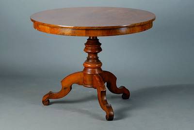 Runder Tisch, Italien, um 1900, Nußbaum, reiche Stern- und Bandintarsien, 3 Beine, Schaft reich gedrechselt, m. Bandintarsien, Füße in Voluten ...