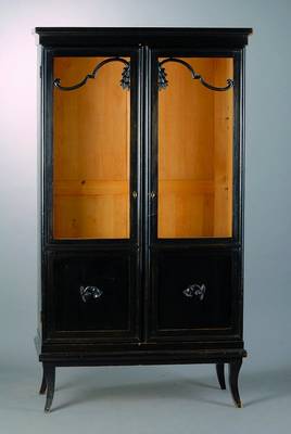 Vitrine, deutsch, um 1880, schwarz gefasst, Blätter und Blütenschnitzereien, 2-türig, leicht verzogen, st. Gebr.-Sp., alt belassen, 2 ...