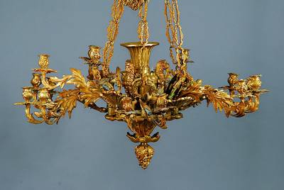 Opulenter französischer Deckenleuchter, um 1870/80, Messingguß, in Rocaillenform dekoriert, 18 Brennstellen, Arme teilweise gesteckt, z.T. ...