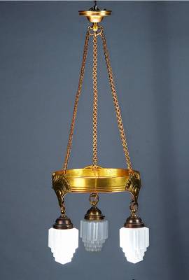 Deckenlampe, Frankreich, 1920er Jahre, Messingmontur mit zeittyp. Relief, drei Brennstellen (Elektrifizierung nicht geprüft), mit mattierten ...
