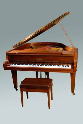 Schimmel Flügel, Modell 150, Baujahr 1976, SNr. 162710, Nußbaum, teilrestauriert, Resonanzboden intakt, Stimmung nicht notwendig, Rahmen mit teils ...