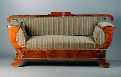 Sofa, Frankfurt, um 1830/40, Nußbaum, allseitig geschweift, sparsame Schnitzereien, gestreifter Bezug, Rückenlehne lose, Schrauben fehlen, st. ...