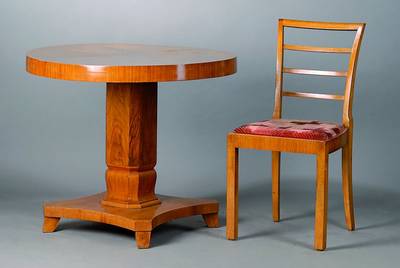 Runder Tisch mit 4 Stühlen, Art-Deco, um 1925, Wurzelnußfurnier, Platte 8-fach gespiegelt, 4-Kantschaft, Stühle, Nußbaum, Rücken versprosst, ...