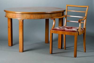 Ausziehtisch, mit 2 Armlehnsesseln u. 4 Stühlen, Art-Deco, um 1925, Nußbaum, 2 Einlegebretter, ovaler Tisch, dazu 4 Stühle und 2 Armlehnsessel, ...