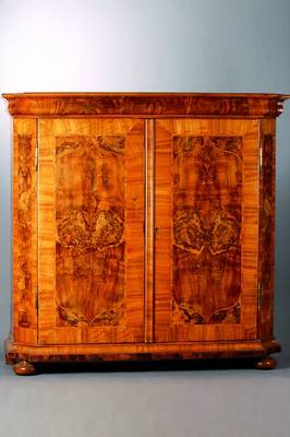 Barockschrank, um 1780, Nußbaum, 2-türig, Türen und Seiten m. Wurzelnußeinlagen gespiegelt verlegt, abgeflachte Ecken, Kopf getreppt, ...