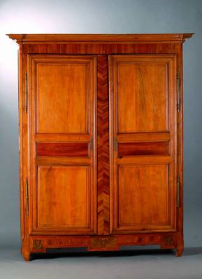 Schrank, Frankreich, um 1790, Kirschbaum, 2 -türig, Front und Seiten kassettiert, Zarge m.Nußbaumeinlagen, Kopf vielfach getreppt, st. Gebr.-Sp., ...