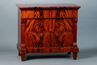 Kommode, Biedermeier, um 1830/40, Mahagoni auf Eiche, 3-schübig, sehr schönes Furnierbild, l. Furniersch., st. Gebr.-Sp., ca. 86x98x47 cm