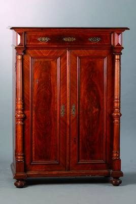 Vertiko, deutsch, um 1880/90, Mahagoni, 2 -türig, eine Schublade, 3/4 Säulen reich gedrechselt und gerieft, verzierte Beschl., Schublade ohne ...