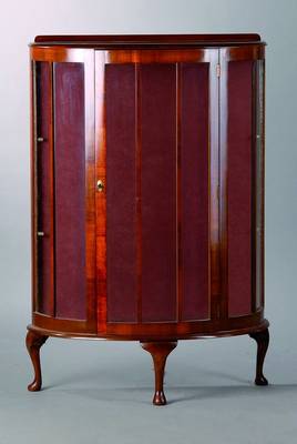 Art-Deko-Vitrine, um 1930, Mahagonifurnier, 1-türig, Front verglast und versprosst, Gebr. -Sp., ca. 114x77x30 cm