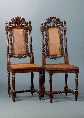 4 Jagdstühle, flämisch, um 1900, Eiche, reich geschnitzt in Form v. Akanthusblättern, Löwen und Wappen, Rücken und Sitz m. Geflecht,dieses ...