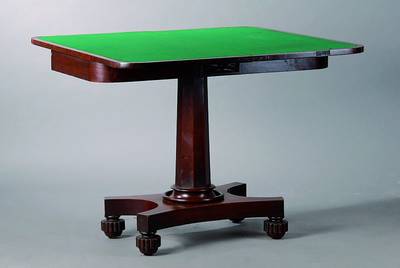 Spieltisch, England, um 1900/10, Mahagoni, aufklappbar und drehbar, Fuß 8-fach facett., st. Gebr.-Sp., alt belassen, Überholung empf.,ca. ...