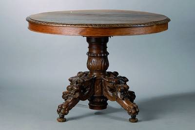 Ausziehtisch, Frankreich, um 1880/90, Eiche, reich geschnitzter Fuß in Form v. Blüten, Fratzen und Akanthusblättern, 1 Einlegebrett, ca. 40 cm, ...