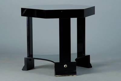 Beistelltisch, Art-Deco, um 1930, schwarz gefasst, 6-eckig, kleine silberfarbene Zierteile am Fuß, Fuß getreppt, l. Gebr.-Sp., ca. 56x56x63 cm
