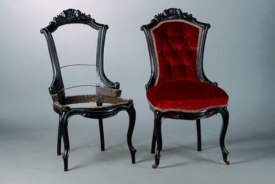4 Stühle, deutsch, um 1860/70, Nußbaum, dunkel gebeizt, 1 Stuhl ohne Polster und Bezug, nur Gestell, 3 Stühle m. roten Bezug, genoppt, alt ...