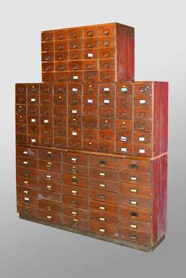 Apothekerschrank, deutsch, um 1910, 3-tlg., WH, dunkel gebeizt, 114 Schübe, 2 Ausziehbretter, Alterssch., alt belassen, ca. 230x182x43 cm