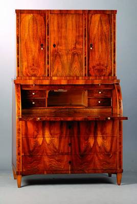 Aufsatzsekretär, wohl badisch, um 1800, Nußbaum/Wurzelnußfurnier, sehr schönes Furnierbild, Oberteil 3-türig, Unterteil 3 -schübig, Rollteil, ...
