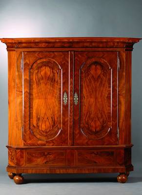 Barockschrank, Augsburg um 1740-1760, Nussbaum/Wurzelnuß, sehr schönes Furnierbild, Originalschloß, Weichholzkorpus, 2-türig, abgeflachte Ecken, ...