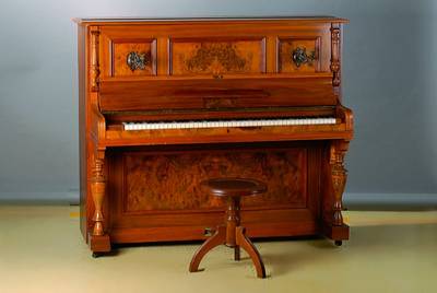 Klavier, deutsch, um 1880, Gründerzeit, mit Hocker, Nußbaum/Wurzelnußfurnier, Voll- und Halbsäulen reich gedrechselt, Messingkerzenleuchter, ...