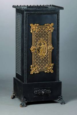 Ofengehäuse, Empirestil, um 1900, Gußeisen, reiche Verzierung, größtenteils in Durchbrucharbeit, Gebr.-Sp., ca. 112x55x50 cm
