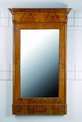 Spiegel, Biedermeier, um 1830/40, Wurzelnußfurnier, Kopf getreppt, Reste alten Wurmbefalls, Gebr.-Sp., ca. 125x65 cm
